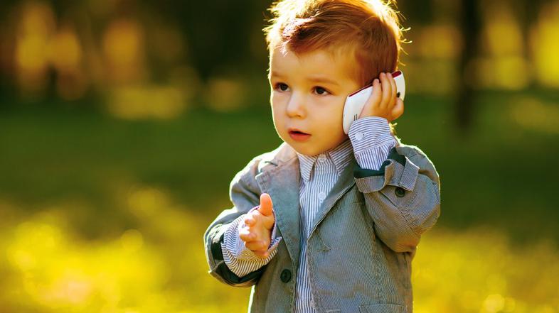 Otrok z mobilnim telefonom