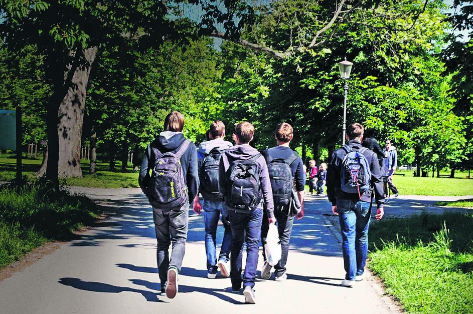 Slovenija 17.05.2012 mladostniki, mladi, dijaki, studenti, mladina, fantje na sp