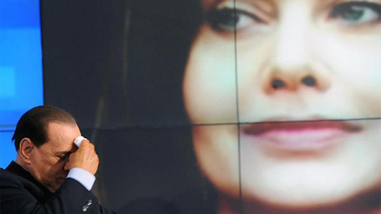 Do zdaj je Berlusconi dvigoval temperaturo ženi, zdaj pa se je situacija obrnila