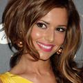 Cheryl Tweedy-Cole, pevka skupine Girls Aloud je z ustnicami v živem rožnatem od