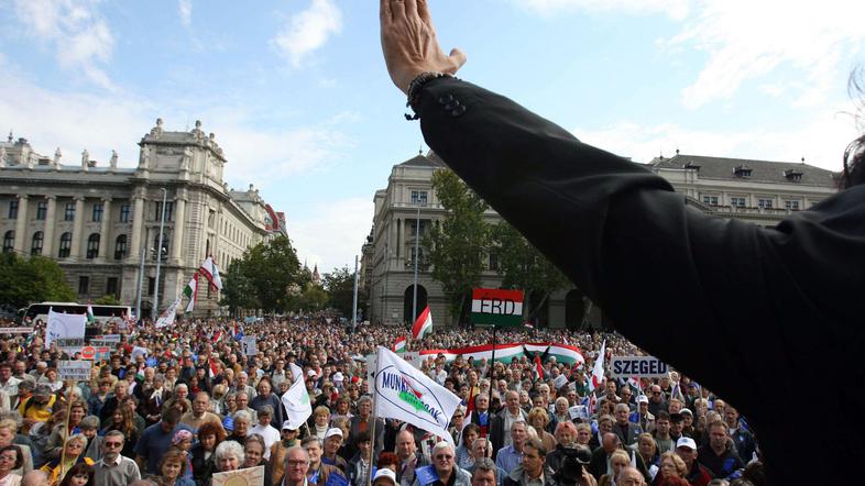 Protestniki obeležujejo prvo obletnico množičnih demonstracij proti premierju.