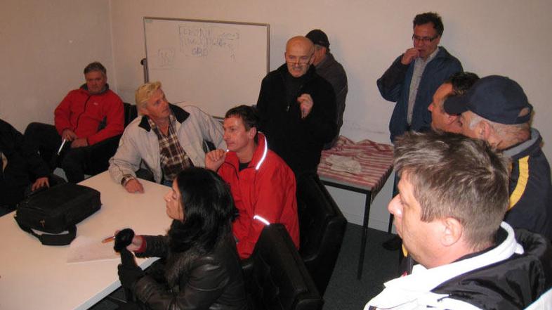 Likvidacijski upravitelj Anton Ahac med delavci. Brez povišanega tona na obeh st