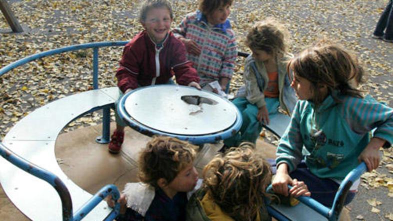 Romski otroci morajo v šolo, se strinjajo podžupanja, ravnatelj osnovne šole in 