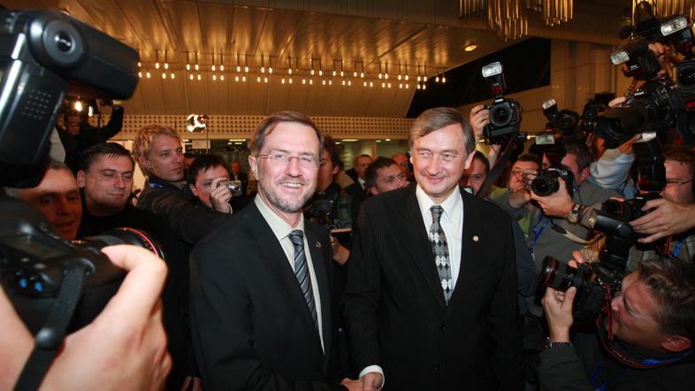 Kljub temu, da se oba kandidata izrekata za neodvisna, bo, kot kažejo javnomnenj