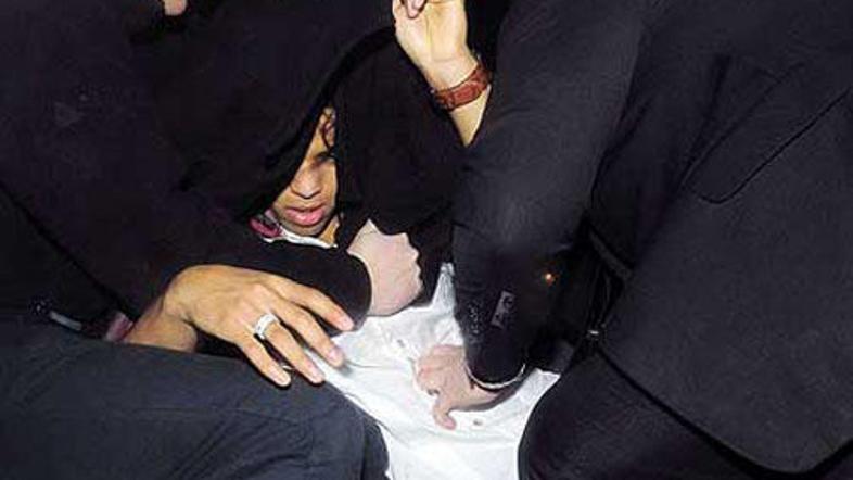 Giovanija Dos Santosa so tako pijanega redarji pospremili iz lokala.