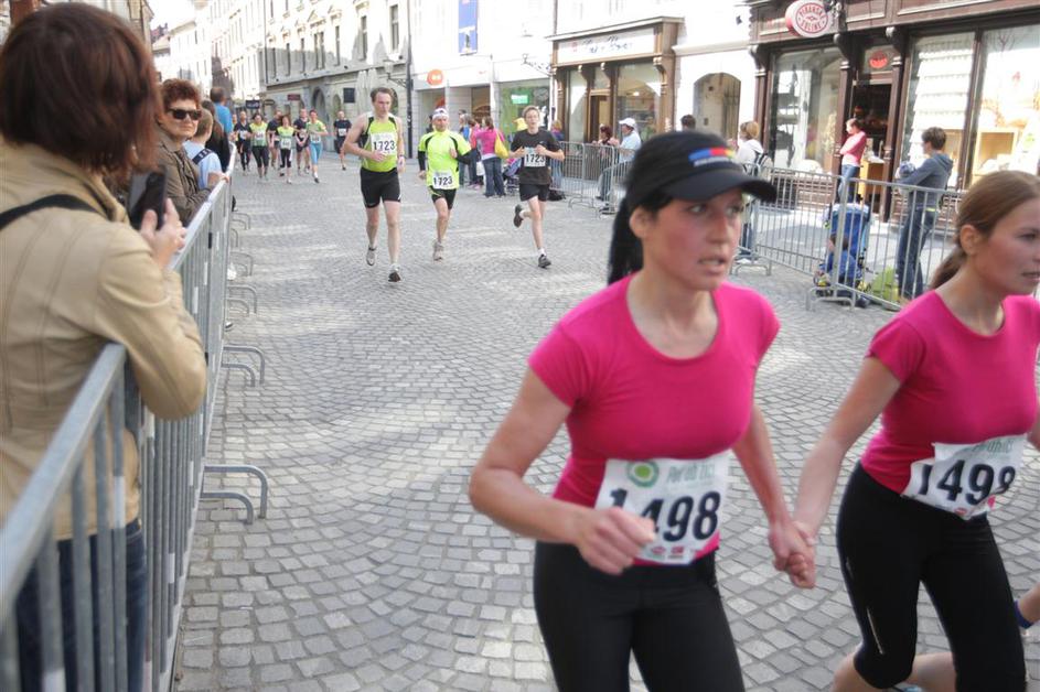 Če želite visokoresolucijsko fotografijo, nam pošljite elektronsko sporočilo na 