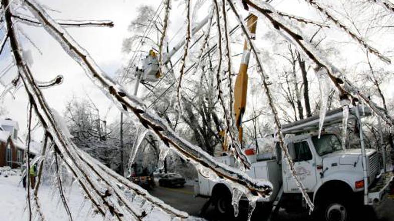 Snežni vihar v Washingtonu je bil najhujši v zadnjih 90 letih. Prizadel je tudi 