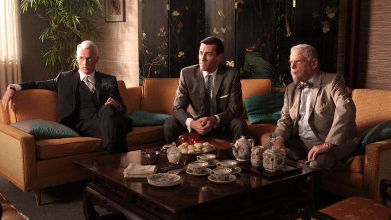 Roger Sterling (John Slattery), Don Draper (Jon Hamm) in Bertram Cooper (Robert 