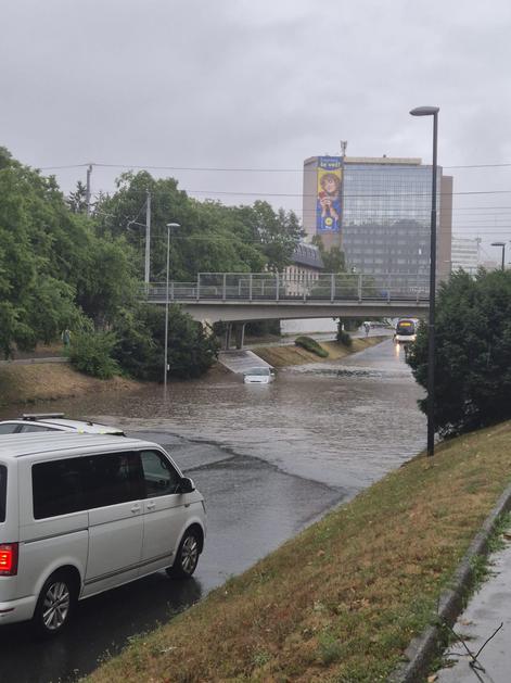 V zalitem podvozu na Celovški obtičal avto