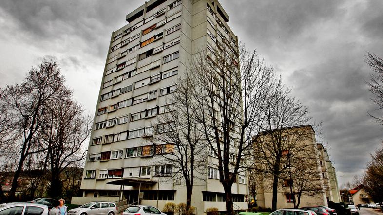 Iz devetega nadstropja tega bloka je oče vrgel hčerko. (Foto: Boštjan Tacol)