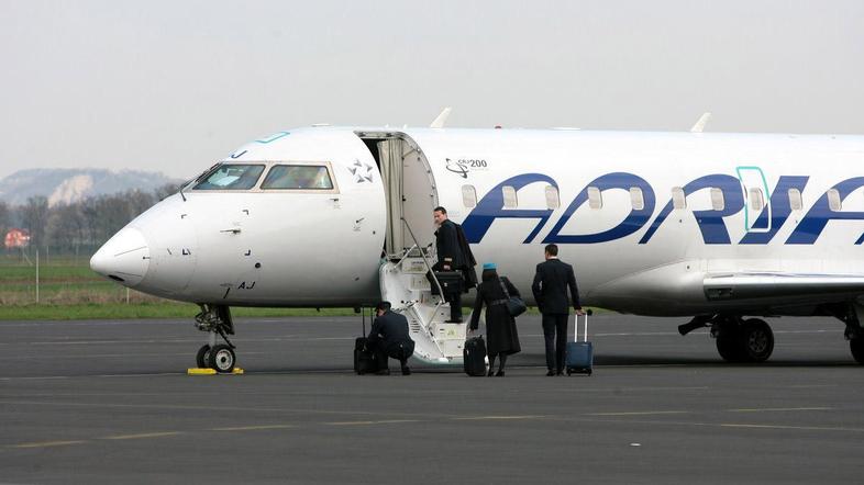 Do okvare je prišlo na letalu CRJ200. (Foto: Nino Verdnik)