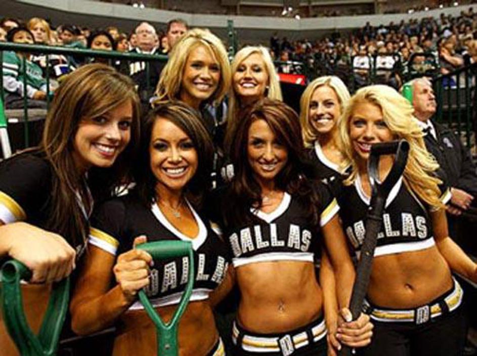 Ice girls poskrbijo, da temperatura pri gledalcih ostane visoka tudi med odmori.