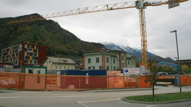 Ob stavbi Občine Jesenice ministrstvo za javno upravo gradi 2,3 milijona evrov v