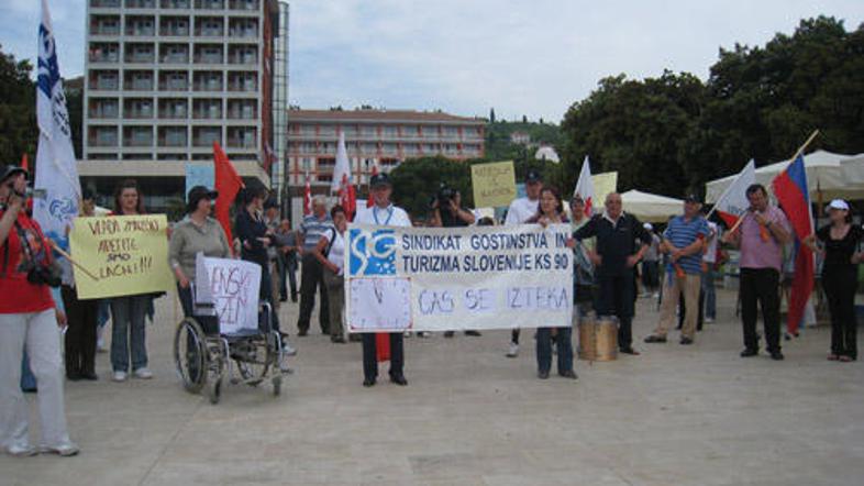 Gostinski delavci protestirajo zaradi slabih delovnih pogojev.