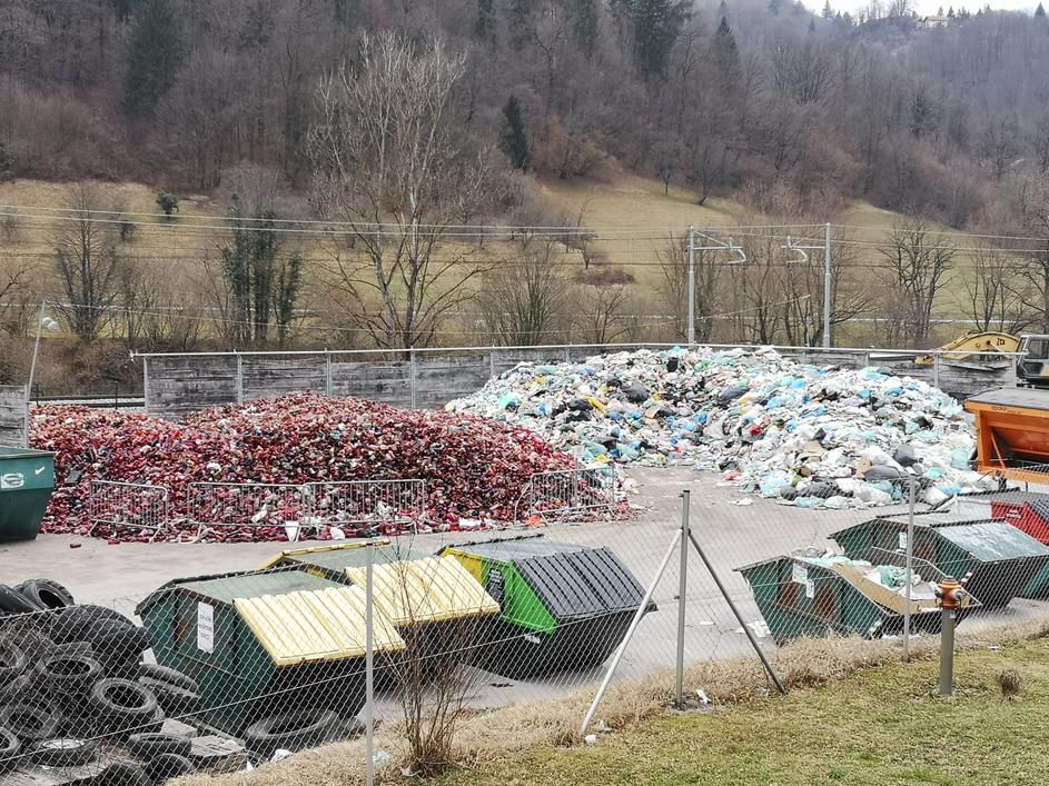 neprevzeta komunalna odpadna embalaža smeti odpadki