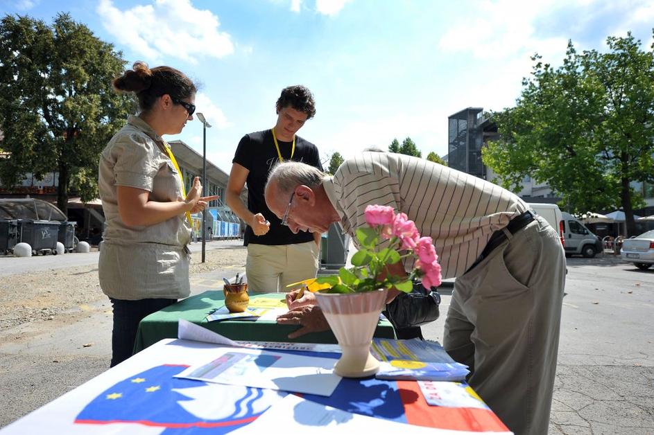 Zbiranje podpisov za razpis referenduma o družinskem zakoniku.