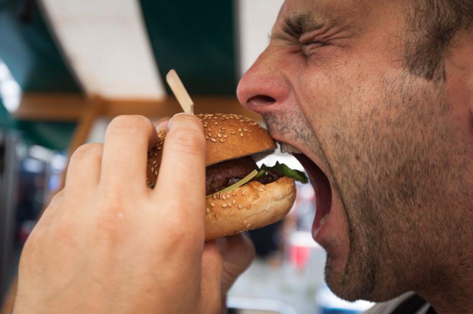 pivo in burger | Avtor: Anže Petkovšek