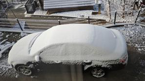 Zasnežen avto, sneg