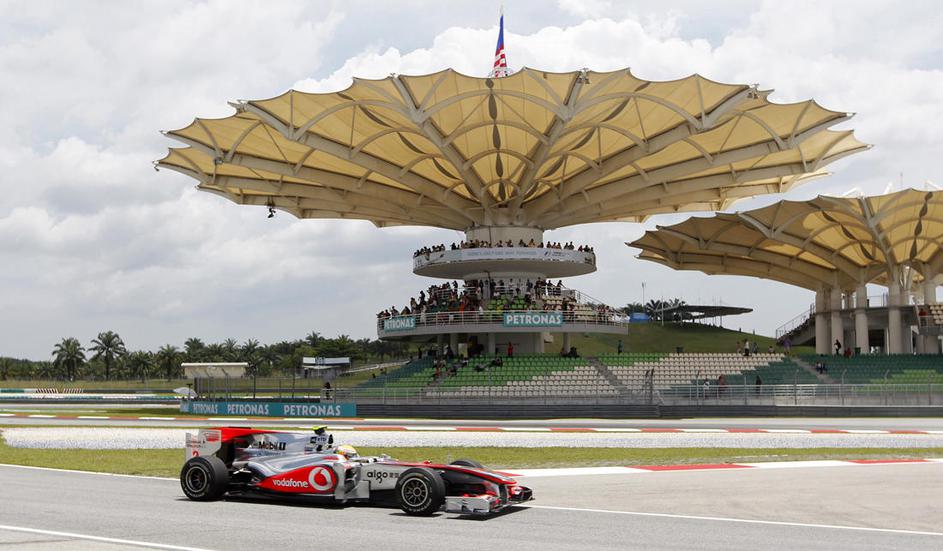 Lewis Hamilton je z Mclarnom dobil oba petkova treninga v Sepangu. (Foto: Reuter