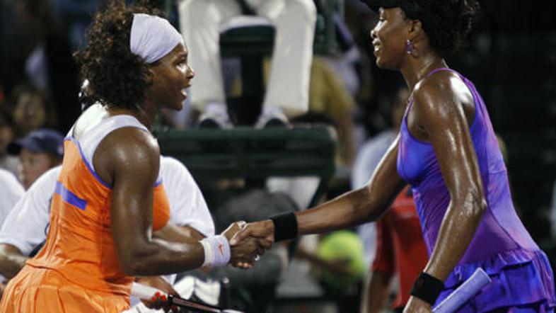Serena Williams (levo) je bila boljša od sestre Venus (desno).