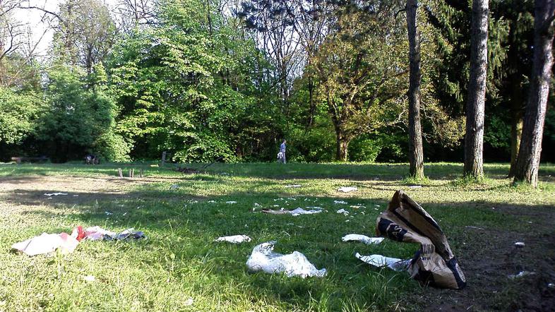 Bralko Uno so ob nedeljskem sprehodu na Rožniku presenetili ostanki prvomajskega