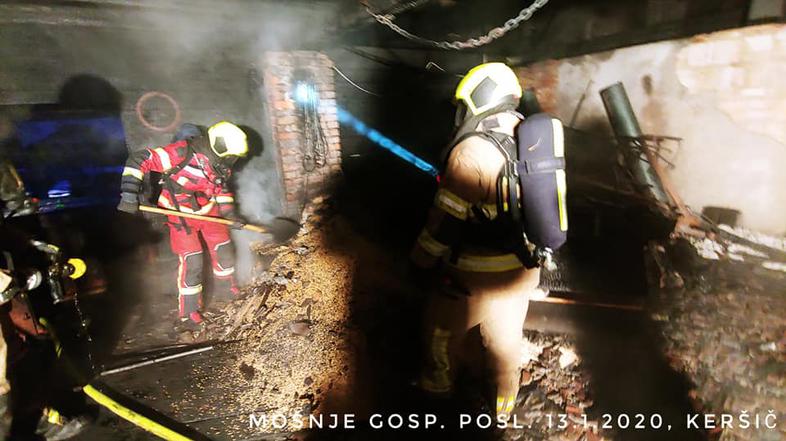 Gasilci gasijo požar gospodarskega poslopja