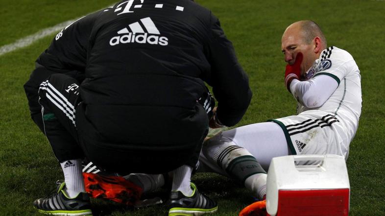 Poškodovani Arjen Robben na tekmi med Bayernom in Augsburgom.