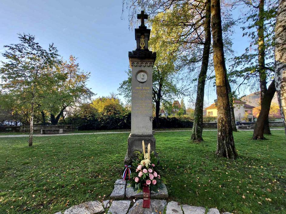 Grob pesnika Simona Jenka v Prešernovem gaju Kranj