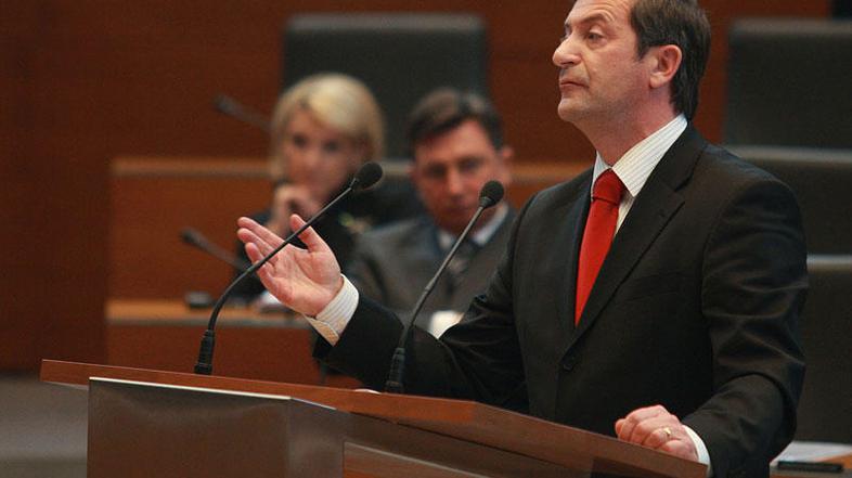 Včeraj naj bi Pahor Erjavcu v zameno za odhod ponujal službo. Erjavec naj bi pon