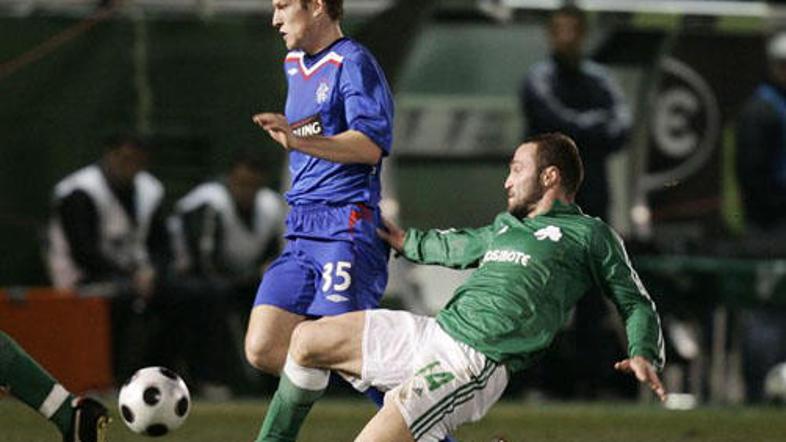 Steven Davis (Rangers) in Dimitris Salpingidis (Panathinaikos)