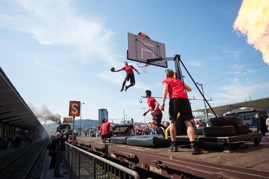 Dunking Devils | Avtor: Anže Petkovšek