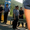 Novinarje je obstopilo šest hrvaških policistov.