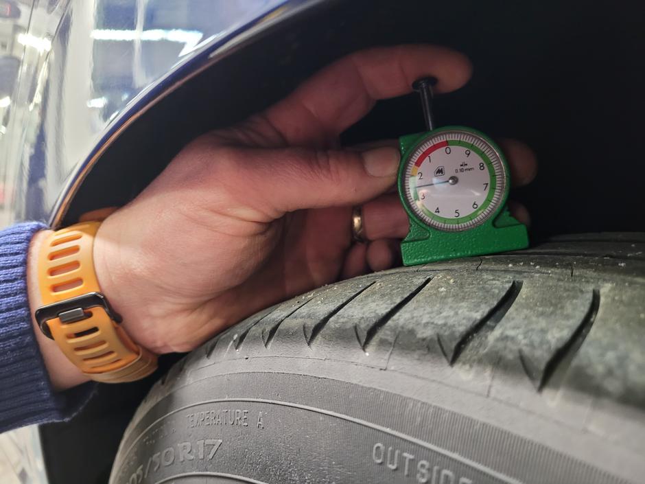 Preverjanje stanja pnevmatik | Avtor: AMZS