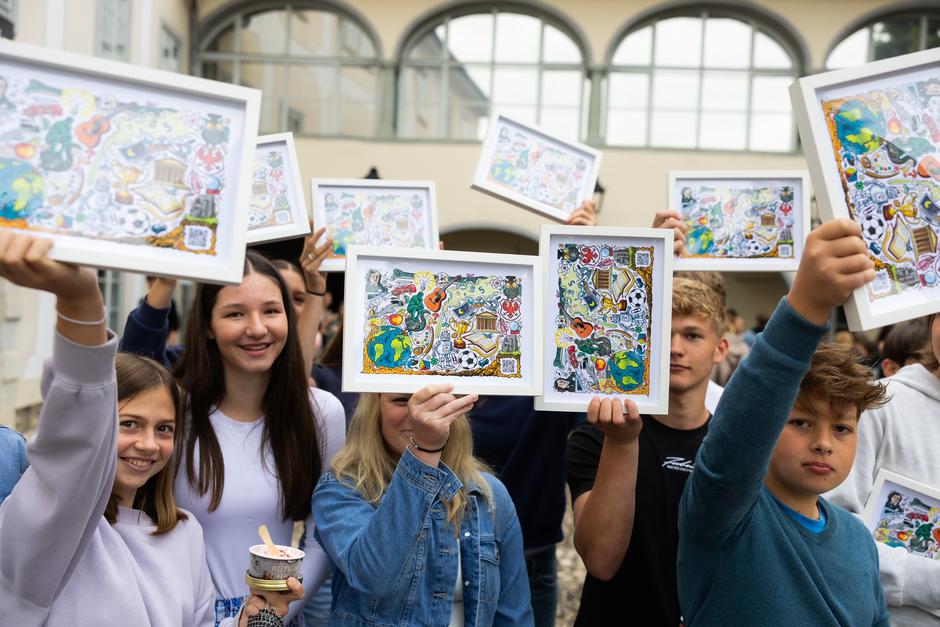 Darilo kranjskega župana ob zaključku šolskega leta za nadpovprečene dosežke 2024 | Avtor: Anže Krže/Mediaspeed