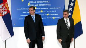 Srbski premier Aleksandar Vučić in  predsedujoči svetu ministrov BiH Denis Zvizd