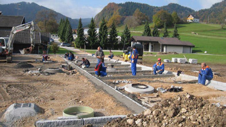 Novo parkirišče pri pokopališču v Zgornjih Gorjah bo končano sredi novembra, na 