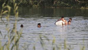 Poletje otroci plavajo v reki reka jezero