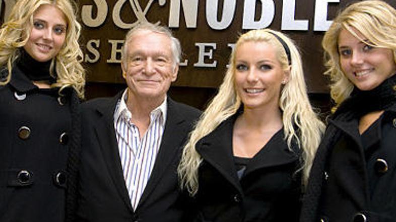 Playboy, v dobesednem pomenu, bo kmalu dopolnil 83 let. Crystal (druga z desne) 