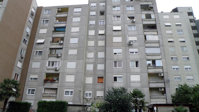 slovenija 10.06.13. primorska, novogoriska ulica, Ulica Gradnikove brigade, blok