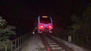 skala na železniških tirih trčenje vlaka