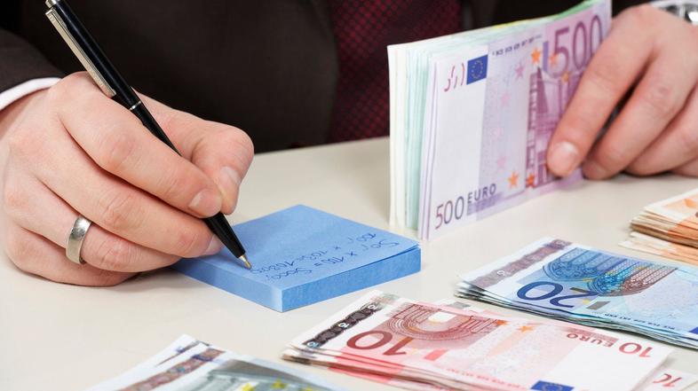 dokumenti denar miza evri bankovci