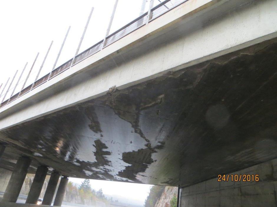 Poškodba vozila na katerega je priletel kos betona na primorski AC | Avtor: Dars