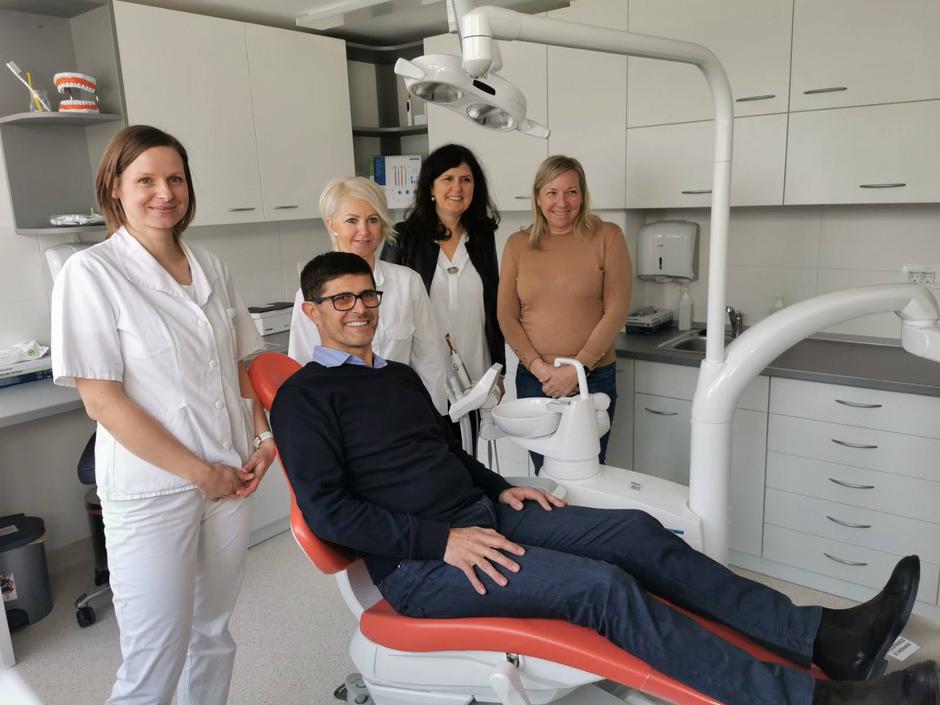 V novi ambulanti, od leve zobozdravnica dr. Cvetko in sestra ga. Erbežnik, ravnateljica Rakovec in direktorica ZD Kranj Lilijana Gantar Žura, na stolu župan Matjaž Rakovec | Avtor: 