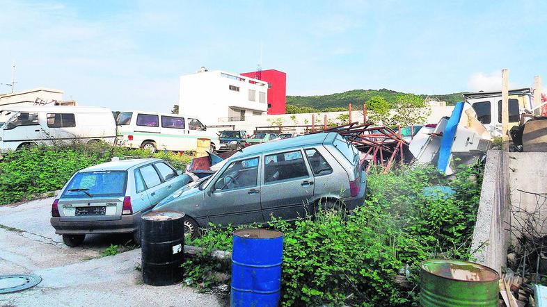 V izolski industrijski coni smo naleteli na avtomobilski odpad, za katerega se s