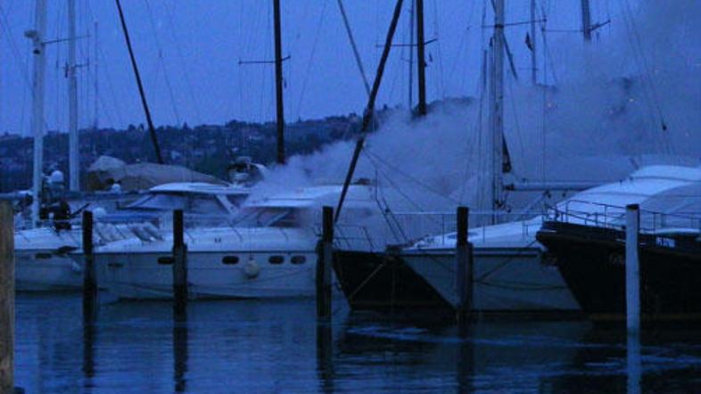 Gasilci so gorečo jahto pogasili v pol ure.