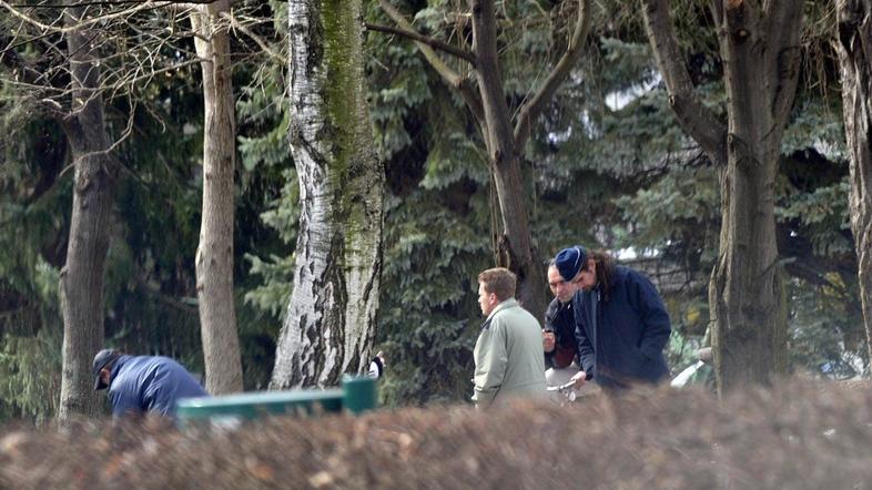 Žalski park je že v zgodnjih dopoldanskih urah poln brezdomcev  in zasvojencev, 