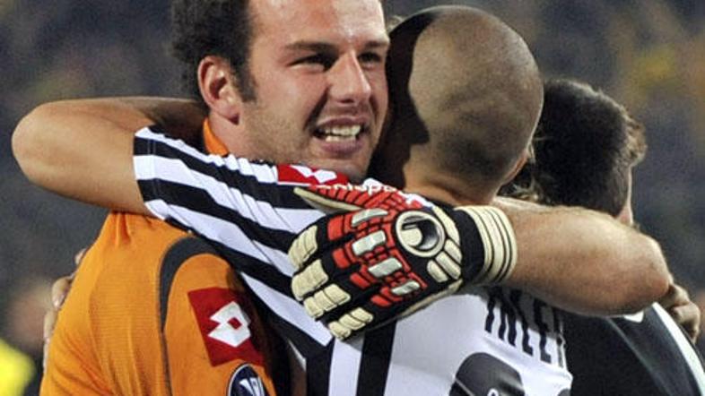 Vrednost Samirja Handanoviča naj bi s sedmih milijonov evrov poskočila že na 15 