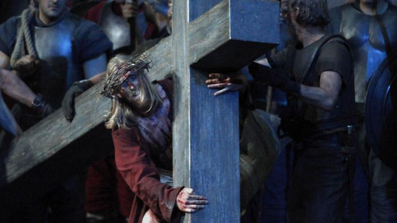 Prizor iz predstave Pasijon, ki jo vsakih deset let uprizarjajo v gledališču v O