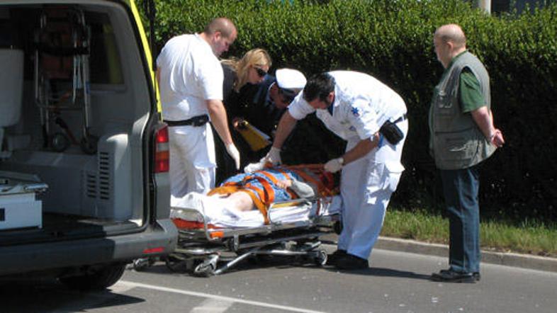 Reševalci so starejšo žensko na kraju oskrbeli in odpeljali v UKC.