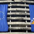 Zastavi EU in BiH na poškodovani vladni stavbi v Sarajevu leta 2005.